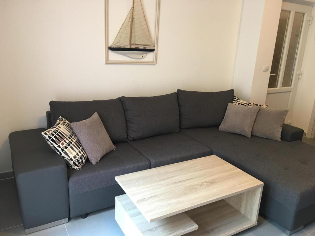 Apartment To Rent プーラ エクステリア 写真